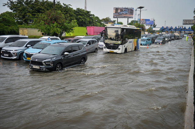 Sejumlah kendaraan melintas saat banjir di Jalan Tol Sedyatmo, Cengkareng, Jakarta, Senin (12/1/2026). Foto: Putra M. Akbar/ANTARA FOTO 