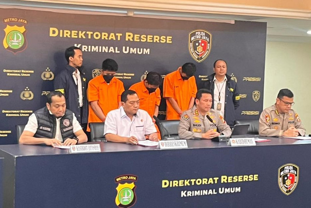 Konferensi pers kasus pengungkapan pelaku penembakan saat aksi pencurian motor di Palmerah, di Polda Metro Jaya, Jakarta, Senin (12/1/2026). Foto: Nasywa Athifah/kumparan