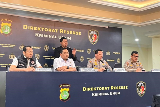 Konferensi pers kasus pengungkapan pelaku penembakan saat aksi pencurian motor di Palmerah, di Polda Metro Jaya, Jakarta, Senin (12/1/2026). Foto: Nasywa Athifah/kumparan