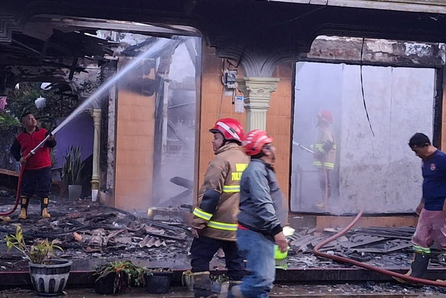 Rumah milik Henik Istiani, warga Desa Sambirobyong, Kecamatan Sumbergempol, Kabupaten Tulungagung, terbakar pada Minggu (11/1/2026). Foto: Polres Tulungagung