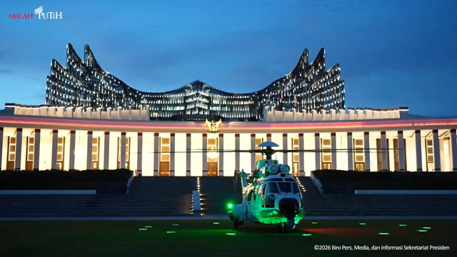 Helikopter yang ditumpangi Presiden Prabowo Subianto tiba di Ibu Kota Nusantara (IKN), Penajam Paser Utara, Kalimantan Timur, Senin (12/1/2026). Foto: YouTube/ Sekretariat Presiden