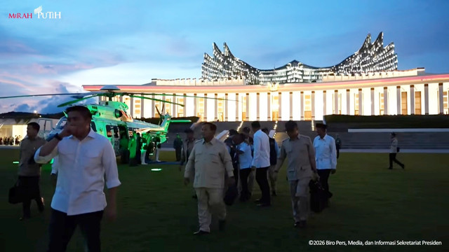 Presiden Prabowo Subianto tiba di Ibu Kota Nusantara (IKN), Penajam Paser Utara, Kalimantan Timur, Senin (12/1/2026). Foto: YouTube/ Sekretariat Presiden