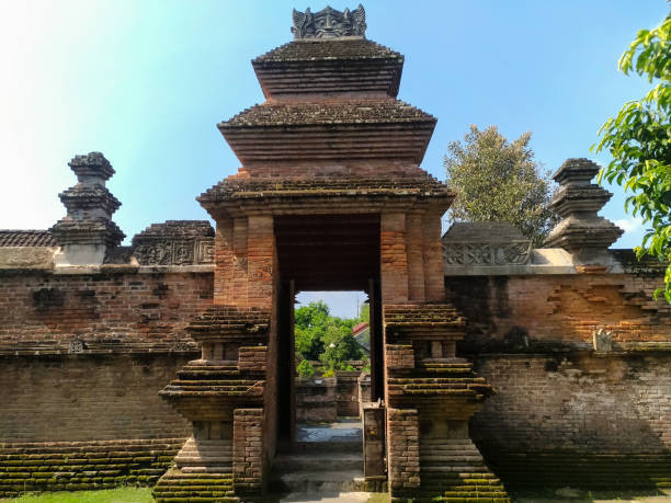 Gerbang makam foto by Pixabay