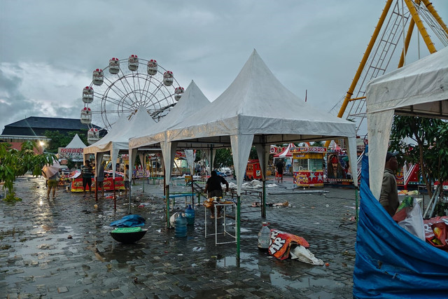 Kondisi lapak makanan usai diterjang angin kencang di pasar malam Sidomoyo, Kapanewon Godean, Kabupaten Sleman, Senin (12/1/2026). Foto: Arfiansyah Panji Purnandaru/kumparan