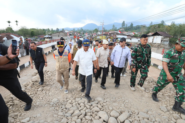 Mendagri sekaligus Ketua Satgas Percepatan Rehabilitasi dan Rekonstruksi Pascabencana Sumatera Muhammad Tito Karnavian meninjau langsung dampak bencana banjir dan longsor di Kabupaten Bener Meriah, Aceh, Minggu (11/1/2026). Foto: Dok. Kemendagri