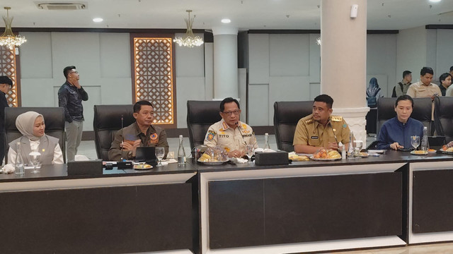 Mendagri Tito Karnavian (tengah), Kepala BNPB, Letjen TNI Suharyanto (kiri) saat konferensi pers di Aula Raja Inal Siregar, Medan, Senin (12/1/2026). Foto: Amar Marpaung/kumparan