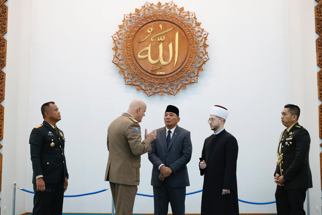 Menteri Pertahanan Syafrie Sjamsuddin didampingi Wakil Panglima TNI Jenderal TNI Tandyo Budi R kunjungi Masjid Soeharto di Sarajevo, Bosnia dan Herzegovina, Minggu (11/1/2026). Foto: Puspen TNI