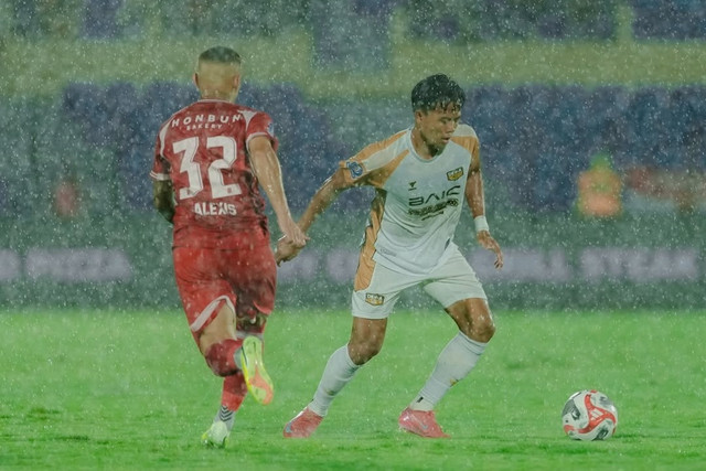 Persijap Jepara melawan Dewa United pada pertandingan Super League di Stadion Gelora Bumi Kartini, Jepara, Senin (12/1/2026). Foto: Instagram/@dewaunitedfc