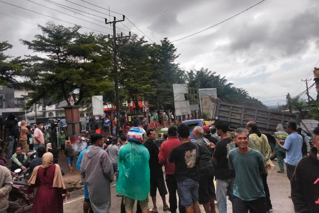 Warga terdampak penutupan perusahaan tambang dari Kecamatan Cigudeg, Rumpin, dan Parungpanjang melakukan aksi demontrasi di Kantor Kecamatan Cigudeg, Senin (12/1/2026). Foto: Dok. Istimewa