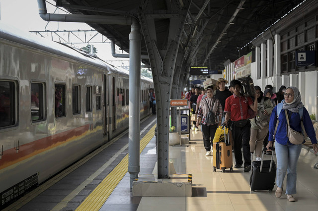 Ilustrasi penumpang kereta api di stasiun. Foto: Foto: Fauzan/ANTARA FOTO