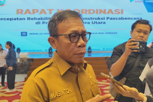 Bupati Tapanuli Tengah Masinton Pasaribu saat ditemui usai acara rapat koordinasi percepatan rehabilitasi dan rekonstruksi pascabencana provinsi Sumatera Utara di Aula Raja Inal Siregar, Medan, Senin (12/1/2026). Foto: Amar Marpaung/kumparan