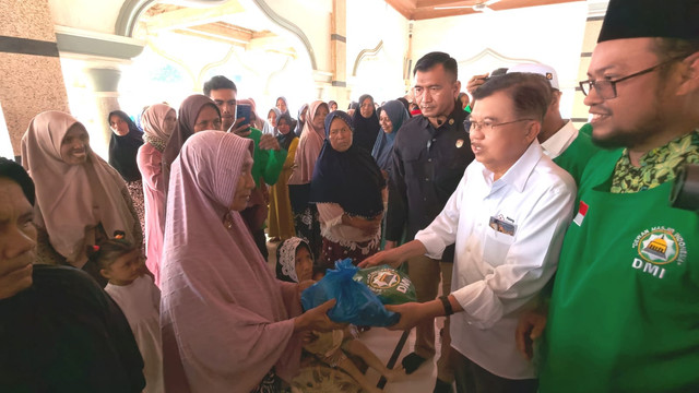 Ketua Umum Dewan Pimpinan Pusat (DPP) Dewan Masjid Indonesia (DMI) Jusuf Kalla menyalurkan bantuan bagi masyarakat Kabupaten Aceh Utara yang terdampak bencana banjir dan longsor, Senin (12/1/2026). Foto: Dok. Istimewa