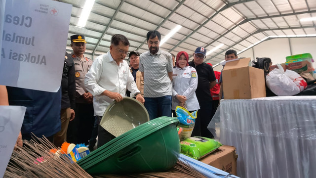 Ketua Umum PMI Jusuf Kalla menyerahkan 2000 ton bantuan kemanusiaan ke Pemerintah Provinsi Aceh di Gudang Logistik Bantuan Bencana yang berlokasi di Desa Payo Gaboh, Kecamatan Sawang, Kabupaten Aceh Utara, Senin (12/01/2026). Foto: Dok. Istimewa