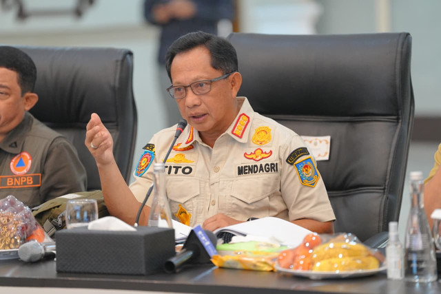 Mendagri Tito Karnavian memimpin Rakor bersama Forkopimda Provinsi Sumut, kepala daerah se-Provinsi Sumut, serta Kepala Organisasi Perangkat Daerah Provinsi Sumut di Aula Raja Inal Siregar, Kantor Gubernur Sumut, Kota Medan, Senin (12/1/2026). Foto: Kemendagri RI