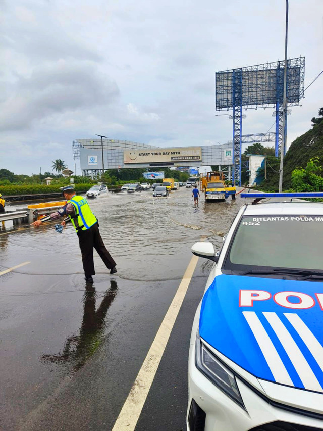 Suasana tol arah Bandara Soekarno Hatta yang masih tergenang banjir, Selasa (13/1/2026). Foto: Dok. Istimewa