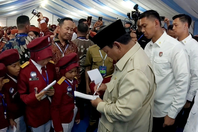 Momen Presiden Prabowo tanda tangani surat tanda terima kasih dari siswi Sekolah Rakyat Dasar di Banjarbaru, Kalimantan Selatan, Senin (12/1/2026). Foto: Dok. Bakom RI