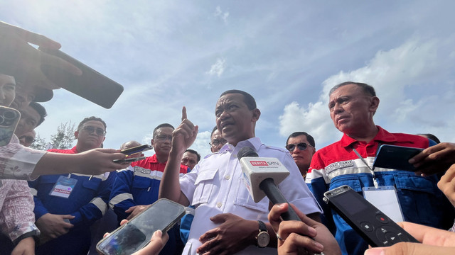 Menteri ESDM Bahlil Lahadalia saat ditemui di kawasan Kilang Balikpapan, Senin (12/1/2026). Foto: Fariza Rizky Ananda/kumparan