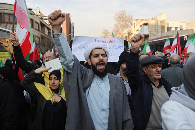 Warga Iran menghadiri unjuk rasa pro-pemerintah di Teheran, Iran, Senin (12/1/2026). Foto: Stringer/REUTERS