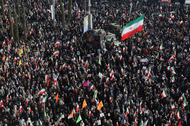 Warga Iran menghadiri unjuk rasa pro-pemerintah di Teheran, Iran, Senin (12/1/2026). Foto: Stringer/REUTERS