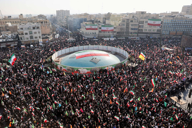 Warga Iran menghadiri unjuk rasa pro-pemerintah di Teheran, Iran, Senin (12/1/2026). Foto: Stringer/REUTERS