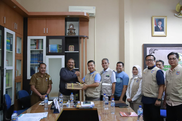 Dirjen Dukcapil Kementerian Dalam Negeri Teguh Setyabudi melaksanakan kunjungan kerja ke Provinsi Aceh dengan agenda jemput bola pelayanan administrasi kependudukan. Foto: Kemendagri RI