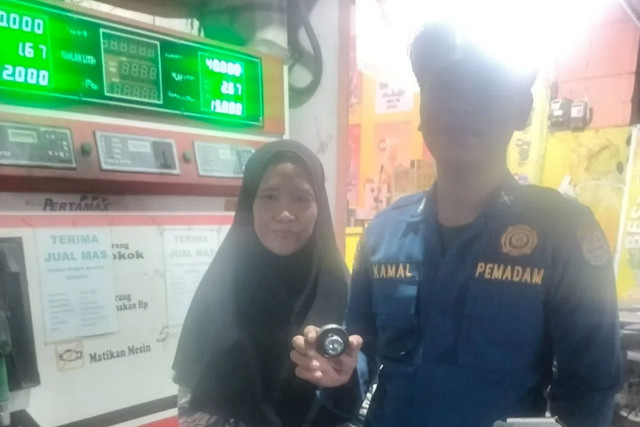 Dinas Pemadam Kebakaran Dan Penyelamatan Kota Depok UPT Tapos membantu mengambil tutup tangki motor yang terjatuh ke gorong-gorong yang berlokasi di Jl.Cempedak Raya, Kelurahan Sukamaju Baru, Kecamatan Tapos, Kota Depok, Senin (12/1/2026). Foto: Instagram/ @depokfirerescue113