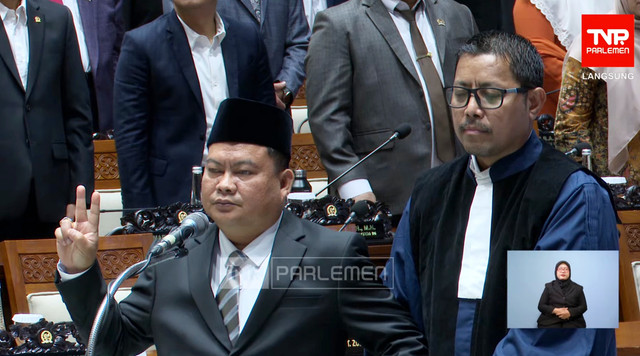 Anggota DPR RI terpilih, Bias Layar (kiri) saat membaca sumpah pelantikan & pengucapan sumpah janji anggota DPR RI pengganti antar waktu masa keanggotaan 2024-2029 yang disiarkan langsung dari Gedung Parlemen DPR RI, Jakarta, Selasa (13/1/2026). Foto: TVR PARLEMEN/YouTube