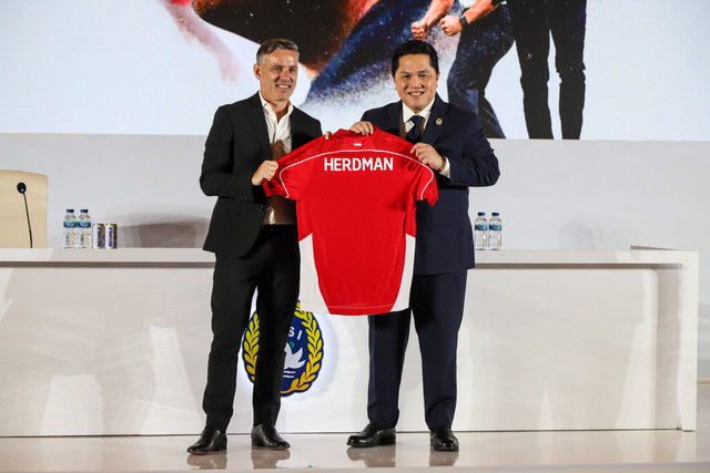 John Herdman berfoto dengan Ketua PSSI Erick Thohir saat diperkenalkan sebagai pelatih kepala Tim Nasional Sepakbola Indonesia di Hotel Mulia, Senayan, Jakarta, Selasa (13/1/2026). Foto: Iqbal Firdaus/kumparan