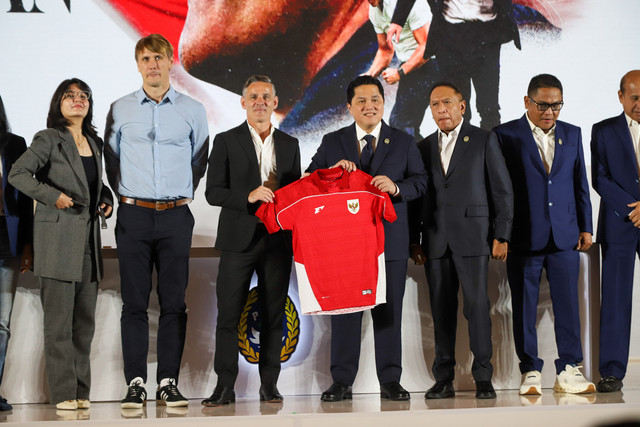 John Herdman berfoto dengan Ketua PSSI Erick Thohir dan jajaran saat diperkenalkan sebagai pelatih kepala Tim Nasional Sepakbola Indonesia di Hotel Mulia, Senayan, Jakarta, Selasa (13/1/2026). Foto: Iqbal Firdaus/kumparan