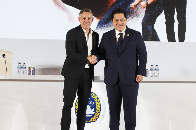 John Herdman bersalaman dengan Ketua PSSI Erick Thohir saat diperkenalkan sebagai pelatih kepala Tim Nasional Sepakbola Indonesia di Hotel Mulia, Senayan, Jakarta, Selasa (13/1/2026). Foto: Iqbal Firdaus/kumparan