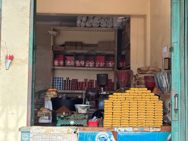 Toko Kopi Bis Kota di tengah kawasan Pasar Jatinegara, Jakarta Timur pada Selasa (13/1/2026). Foto: Argya D. Maheswara/kumparan 