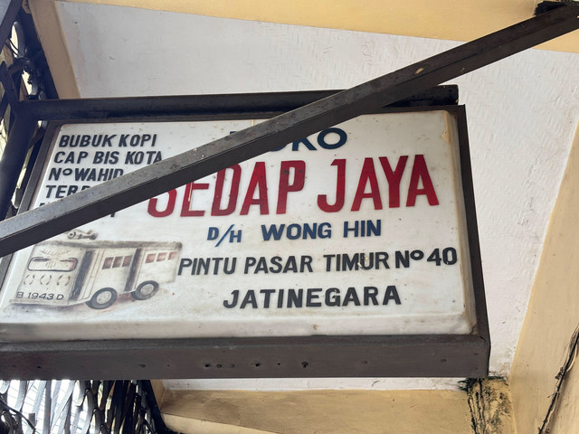 Toko Kopi Bis Kota di tengah kawasan Pasar Jatinegara, Jakarta Timur pada Selasa (13/1/2026). Foto: Argya D. Maheswara/kumparan 