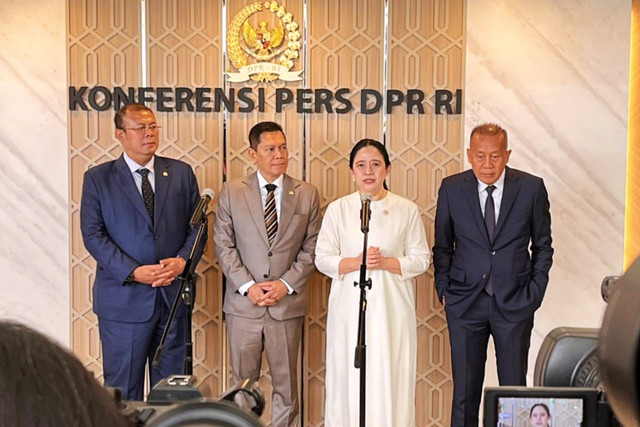Ketua DPR, Puan Maharani dan Wakil Ketua DPR, Cucun Ahmad Syamsurijal, Adies Kadir, dan Saan Mustopa dalam konferensi pers usai rapat paripurna di Kompleks Parlemen, Senayan, Jakarta, Selasa (13/1/2026). Foto: Nasywa Athifah/kumparan