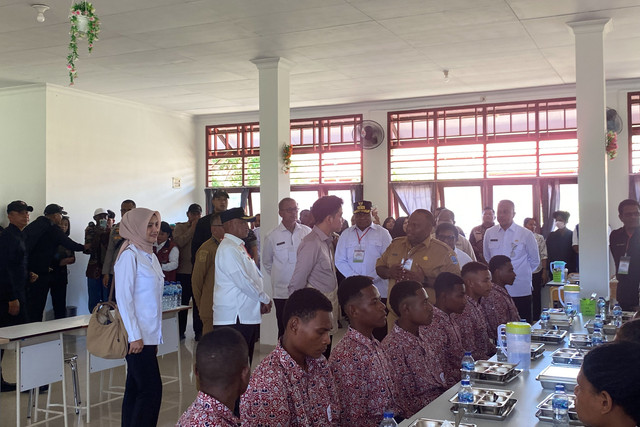 Wakil Presiden Gibran Rakabuming Raka meninjau Sekolah Rakyat Menengah Atas (SRMA) 41 di Biak, Papua, Selasa (13/1/2026). Foto: Zamachsyari/kumparan