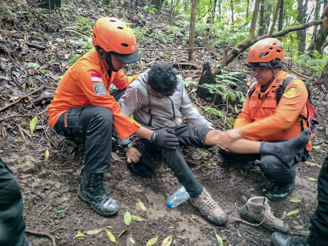 Proses evakuasi pendaki yang mengalami hipotermia di Gunung Agung, Bali, Selasa (13/1/2026). Foto: Dok. Basarnas Bali