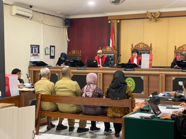 Saksi yang dihadirkan saat persidanagan: Sudarningsih (Kadispar periode Januari 2017-Oktober 2020), Suci Iriani Sinuraya (plt Kepala Dispar Sleman), Kus Endarto (PPK) Eka Prihastana Putra (Sekretaris Dispar Sleman), Senin (12/1). Foto: Resti Damayanti