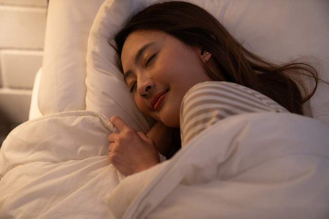 Ilustrasi Perempuan tidur. Foto: A HIP A HUB STOCK/Shutterstock