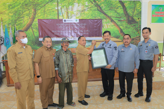 Kantor Wilayah Kementerian Hukum Jawa Timur menyerahkan Surat Pencatatan Cipta Seni Patung Macan Putih di Balai Desa Balongjeruk, Kecamatan Kunjang, Kabupaten Kediri, pada Selasa (13/1/2026). Foto: dok. Kementerian Hukum Jawa Timur