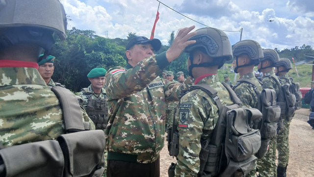 Menhan Sjafrie Sjamsoeddin kunjungi Batalyon Teritorial Pembangunan 827 di Kutai Barat. Foto: Andreas Ricky Febrian/kumparan