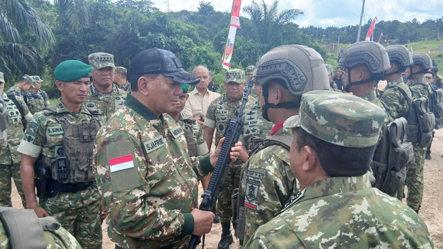 Menhan Sjafrie Sjamsoeddin kunjungi Batalyon Teritorial Pembangunan 827 di Kutai Barat. Foto: Andreas Ricky Febrian/kumparan