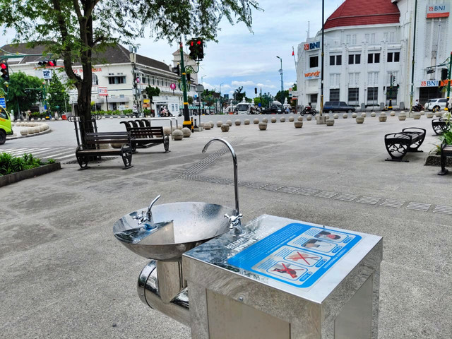 Fasilitas baru keran air siap minum yang terdapat di depan Gedung Agung atau Istana Kepresidenan Yogyakarta. Foto: Arfiansyah Panji Purnandaru/kumparan