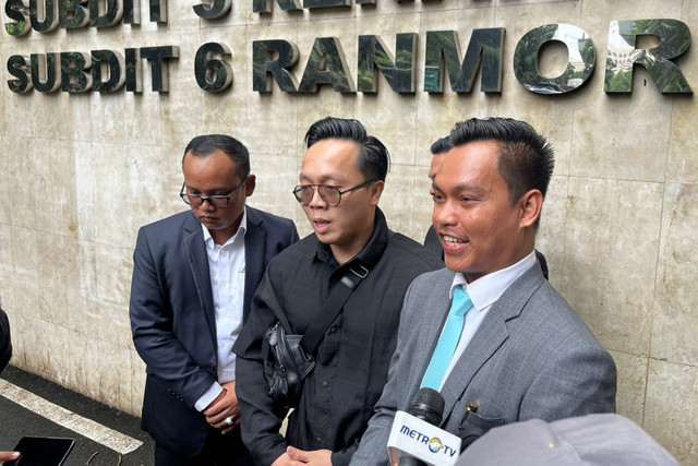 Pelapor Timothy Ronald, Younger (tengah), bersama pengacaranya saat menjalani pemeriksaan di Polda Metro Jaya, Selasa (13/1/2026). Foto: Rayyan/Kumparan