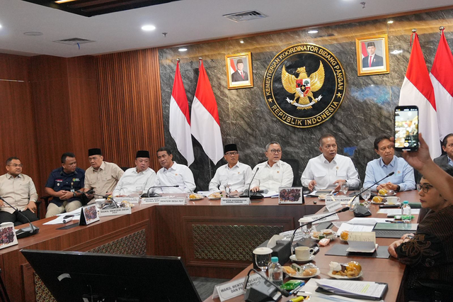 Rapat koordinasi terbatas (Rakortas) bidang pangan yang dipimpin Menteri Koordinator Bidang Pangan Zulkifli Hasan (keempat dari kanan), di Jakarta, Senin (12/1). Foto: Dok. Istimewa