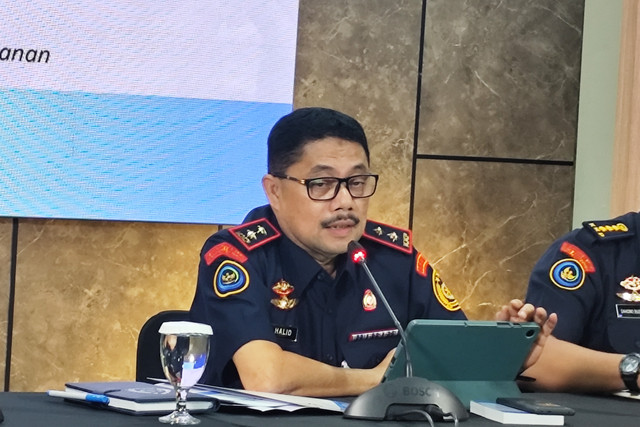 Direktur Pengawasan Sumber Daya Perikanan Halid K Jusuf dalam Konferensi Pers di Kantor KKP, Jakarta Pusat, Selasa (13/1/2026). Foto: Widya Islamiati/kumparan