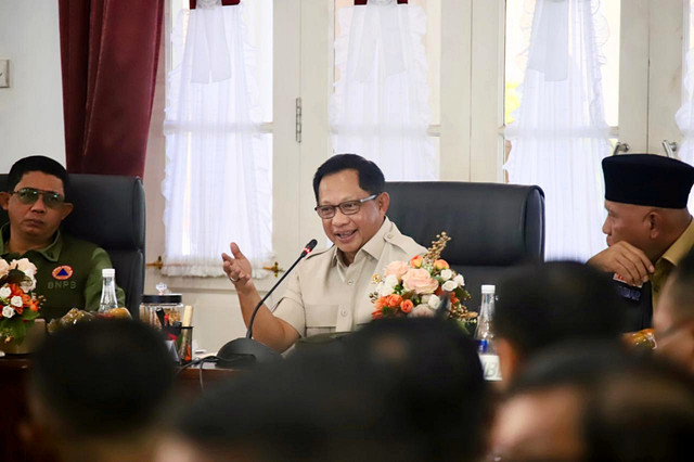 Mendagri, Tito Karnavian saat memimpin Rakor Percepatan Rehabilitasi dan Rekonstruksi Pascabencana Provinsi Sumatera Barat di Auditorium Istana Gubernur Sumbar, Kota Padang, Selasa (13/1/2026). Foto: Dok. Kemendagri