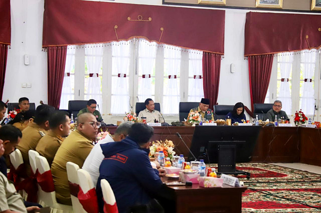 Mendagri, Tito Karnavian saat memimpin Rakor Percepatan Rehabilitasi dan Rekonstruksi Pascabencana Provinsi Sumatera Barat di Auditorium Istana Gubernur Sumbar, Kota Padang, Selasa (13/1/2026). Foto: Dok. Kemendagri