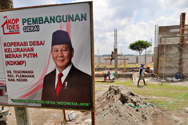 Sejumlah pekerja melakukan pengecoran di lokasi pembangunan gerai fisik Koperasi Desa Merap Putih, Desa Tegowangi, Kabupaten Kediri, Jawa Timur, Selasa (13/1/2026). Foto: Prasetia Fauzani/ANTARA FOTO