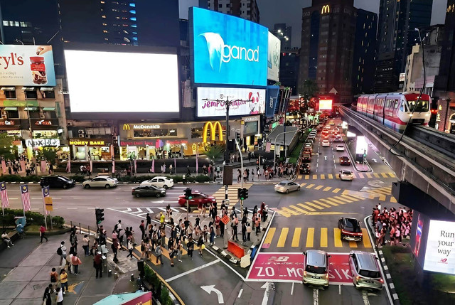 Persimpangan seribu dimensi. Wajah gado-gado Bukit Bintang yang sanggup melumat ego pariwisata. (dokpri/Fahruddin Fitriya).