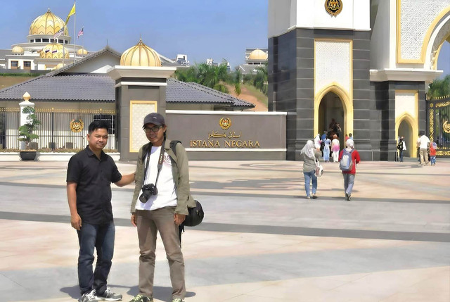 Di bawah langit Malaysia, saya dan Helmi berdiri di ambang pintu kekuasaan Yang di-Pertuan Agong. (dokpri/Fahruddin Fitriya).