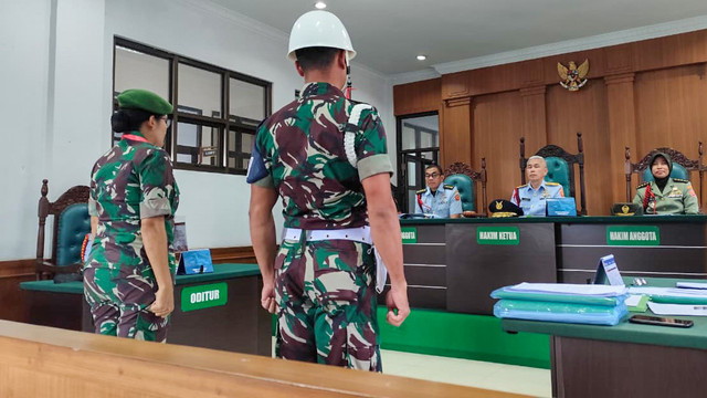 Sidang terdakwa Mayor TNI Sari Ulita Surbakti terkait kasus penipuan terhadap penerimaan calon TNI AD di Pengadilan Militer Tinggi I Medan, Selasa (13/1). Foto: Amar Marpaung/kumparan